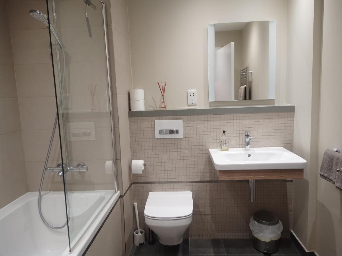 Kings Wharf Quay29 - Large Studio Apartment With 3 Pools - Gym - Rock Views - Holiday And Short Let Apartments In Cebelitarık Dış mekan fotoğraf