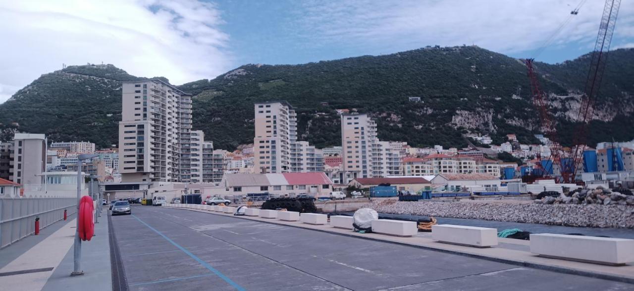 Kings Wharf Quay29 - Large Studio Apartment With 3 Pools - Gym - Rock Views - Holiday And Short Let Apartments In Cebelitarık Dış mekan fotoğraf